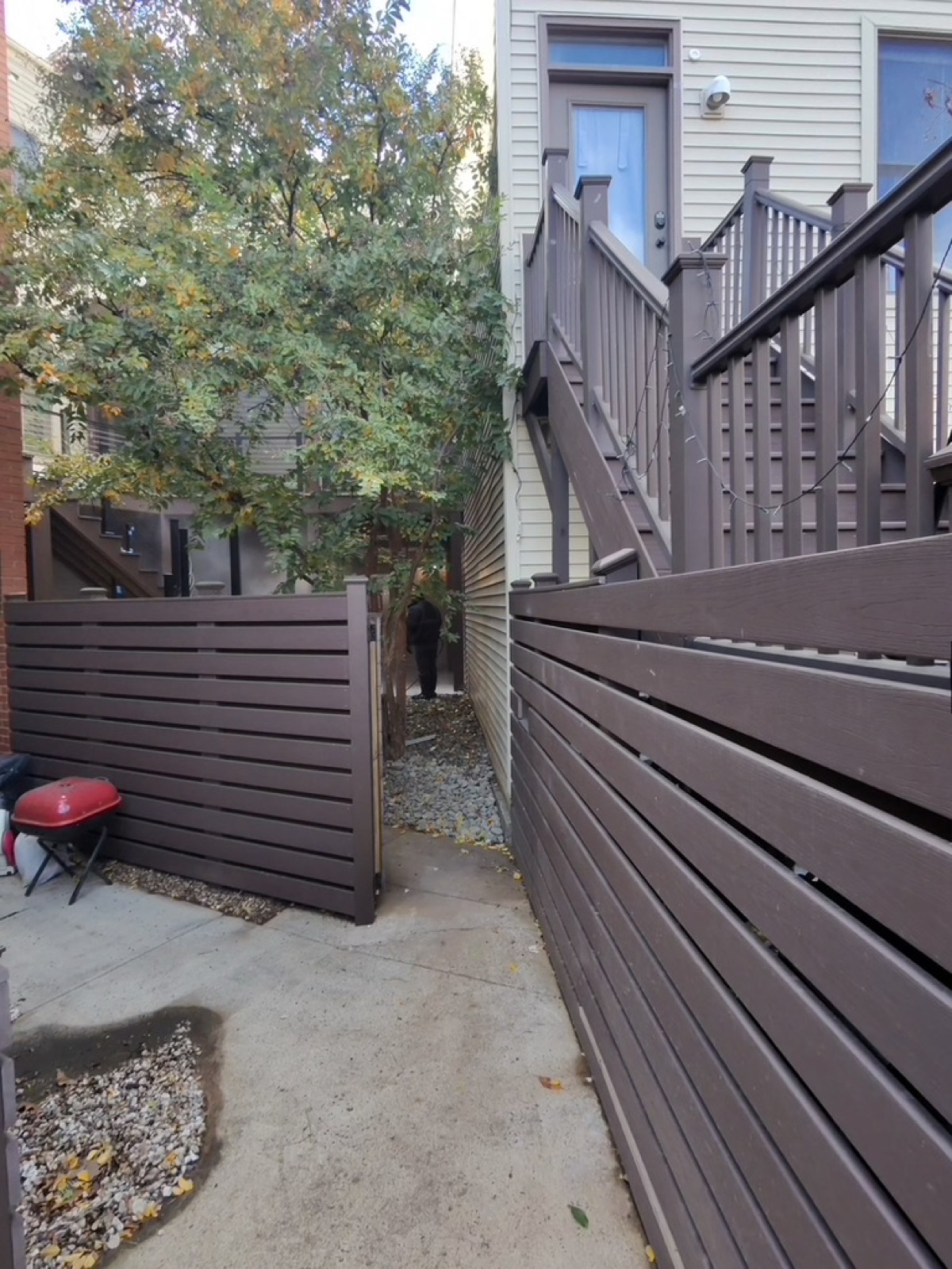 Horizontal slat fence gate