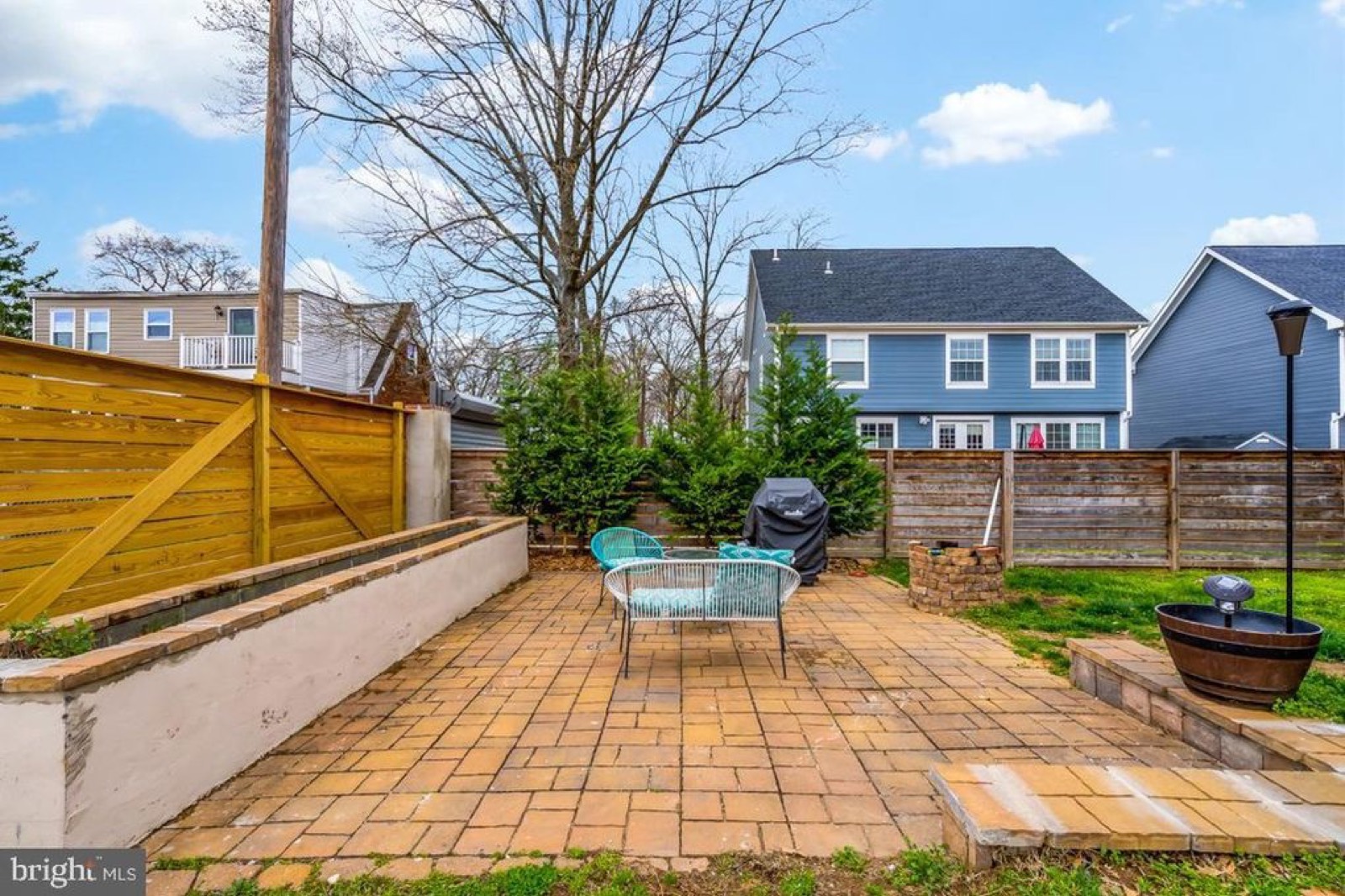 Horizontal slat privacy fence backyard